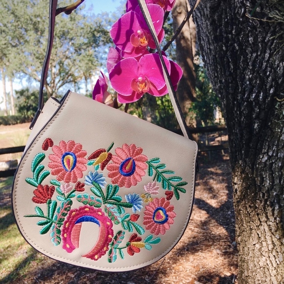 GlamVault Handbags - Grey Flower Embroidered Flap Crossbody Bag